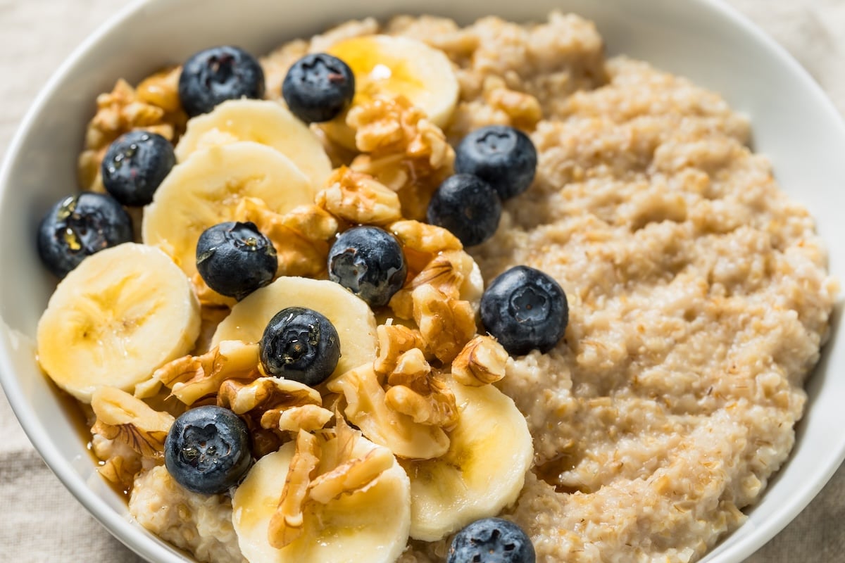 Best-foods-for-brain-health-Oatmeal-with-blueberries